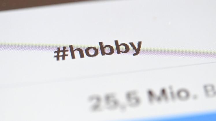 Auf einem Bildschirm steht das Wort hobby. Foto: Bernd Weißbrod/dpa