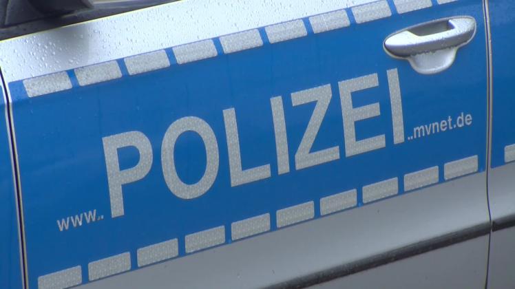 Am Sonntag wurden Streifenwagen auf dem Polizeirevier in Rostock Lichtenhagen mit Steinen beschädigt. (Symbolbild)