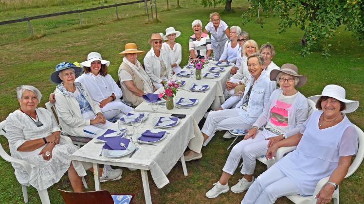 Gut „behütet“ und gut gelaunt feiern die Künstlerinnen des Vereins MachArt mit einem „Weißen Dinner“ in ihrem Ateliergarten den 35. Geburtstag ihres Vereins. 