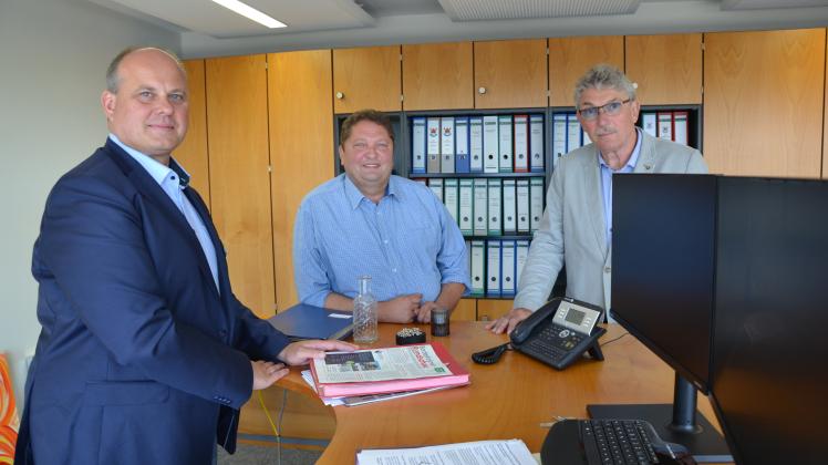 Marco Thies (von links) besprach sich mit Amtsvorsteher Torsten Teegen und Bürgermeister Ronald Büssow.