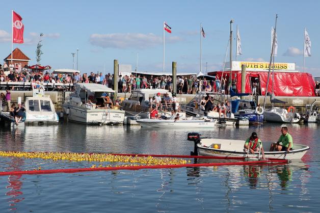 Ein Spaß für kleine und große Besucher: das Entenrennen auf dem Hafenfestival Föhr.