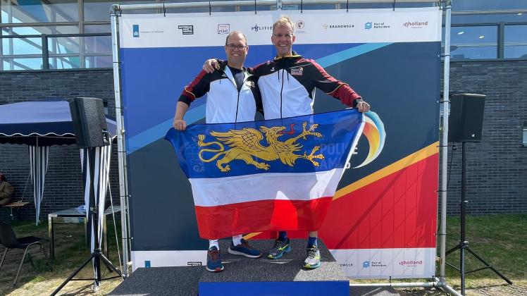 Die Rostocker Felix Ziesler (links) und Marcel Nordt starteten bei den World Police & Fire Games 2022  in Rotterdam im Freiwasserschwimmen. 