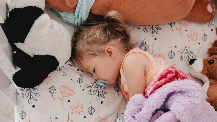 sleeping toddler with her blue binky Cincinnati, OH, United States PUBLICATIONxINxGERxSUIxAUTxONLY CR_KRHE191217B-261420