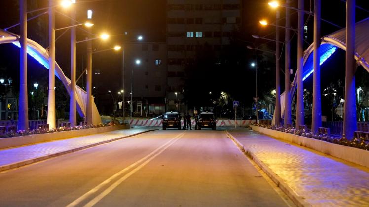 dpatopbilder - Polizisten sichern mit ihren Fahrzeugen eine Brücke in Mitrovica. Im überwiegend serbisch bevölkerten Norden des Kosovos hatten militante Serben am Sonntag Barrikaden errichtet. Foto: Festim Beqiri/TV7News /dpa