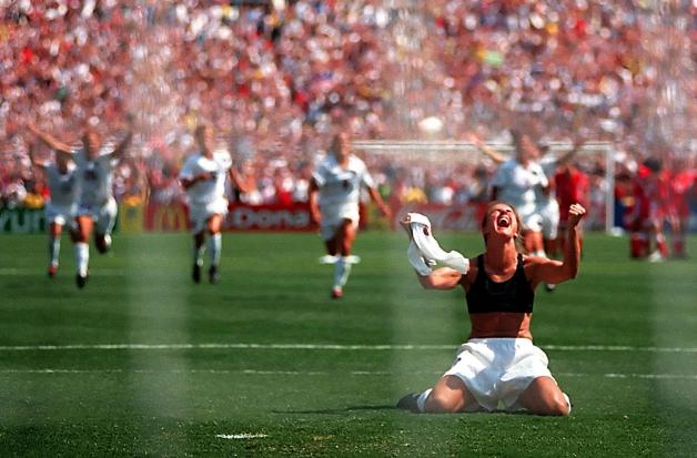 Brandi Chastain feierte 1999 ohne Trikot ihren 5:4 Siegtreffer bei der Weltmeisterschaft. Brandi Chastain feierte 1999 ohne Trikot ihren 5:4 Siegtreffer bei der Weltmeisterschaft.