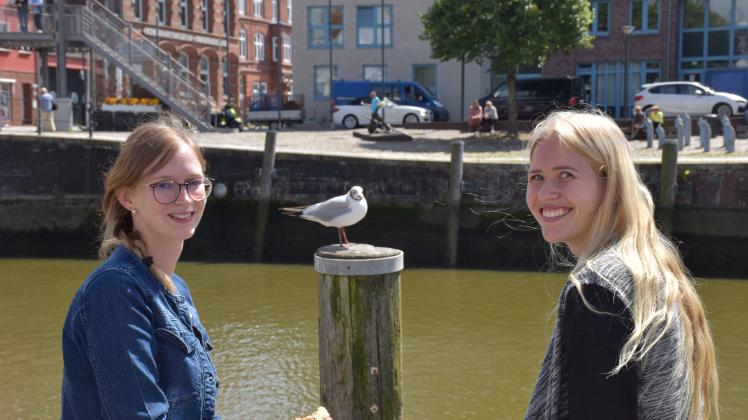 Viviane (l.) und Sarah genießen ihre Mittagspause am Husumer Hafen. Die beiden sind im Online-Marketing tätig.