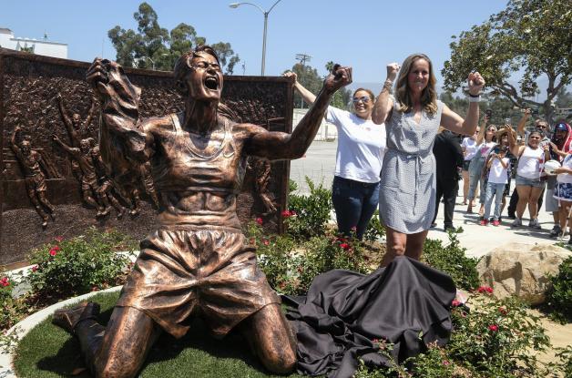 2019 enthüllte Brandi Chastain die Statue ihres Torjubels vor dem Rose-Bowl-Stadion.