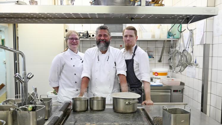 Ein gutgelauntes Team garantiert eine inspirierte Küche: Chef de Cuisine Thomas Lubib (m.) mit Sous-Chef
 Andreas Paulin und Saucier Sandra Mangels-Hohensee.