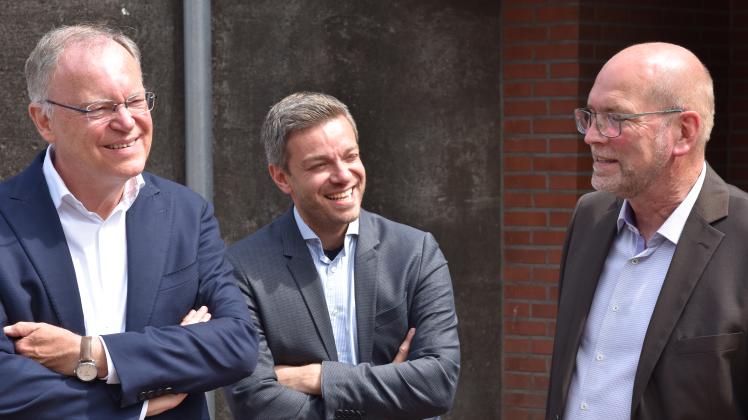 Austausch auf Gut Daueksberg (von links): Ministerpräsident Stephan Weil, der SPD-Landtagsabgeordnete Deniz Kurku und Einrichtungsleiter Carsten Sauerwein.