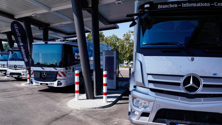 Lastwagen im Mercedes-Benz Trucks KundenCenter. Foto: Uwe Anspach/dpa