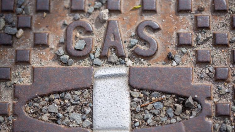 ARCHIV - Der Schriftzug «Gas» steht auf einer Straßenkappe. Foto: Fernando Gutierrez-Juarez/dpa/Symbolbild