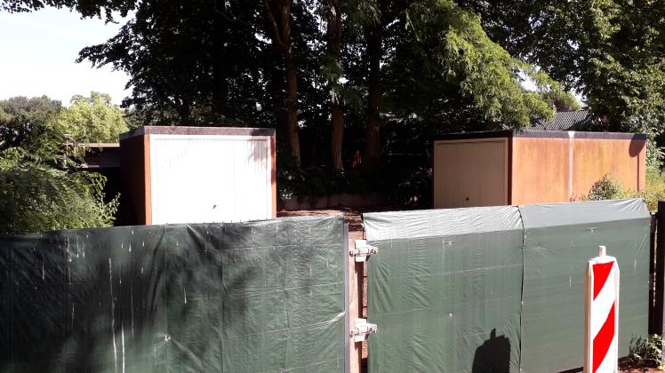 Seit Anfang April versperren Garagencontainer den Zugang zum Jüdischen Friedhof in Westerrönfeld. Weil sie ohne Genehmigung aufgestellt wurden, sollen sie entfernt werden.