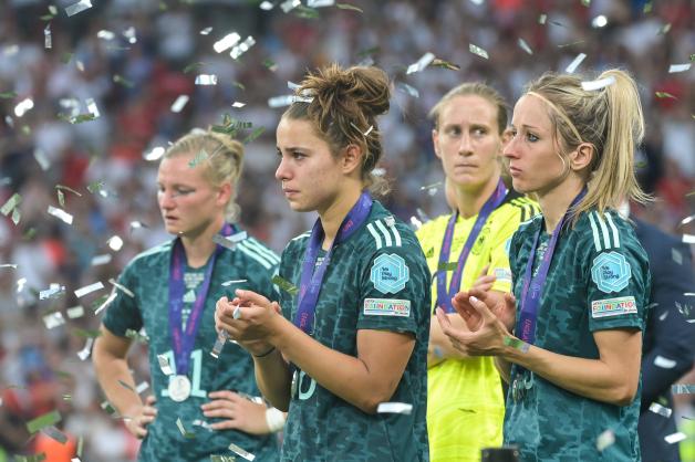 Konfettiregen für das englische Team: Die deutschen Fußballerinnen apllaudieren mit traurigen Gesichtern. 