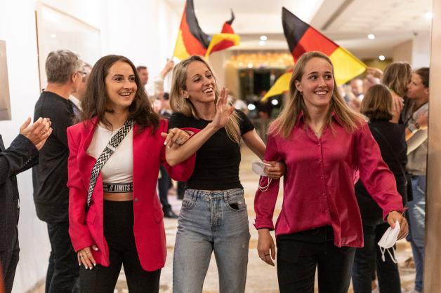 Duschen, umziehen und dann doch noch feiern: Nach dem Finale gab es einen Empfang für die Vize-Europameisterinnen. Und da können sie auch schon wieder lächeln. 