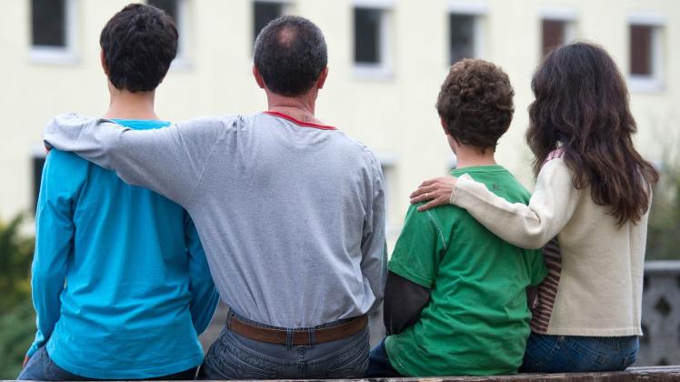 Ist zum Beispiel ein Vater aus einem Kriegsland nach Deutschland geflohen und als Flüchtling anerkannt, darf er die Familie nachholen. Foto: Patrick Pleul/ZB/dpa