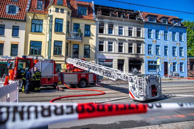 Im Mai 2021 brannte ein Batteriegeschäft in der Doberaner Straße mitsamt dem Wohnhaus: ein Großeinsatz für die Rostocker Feuerwehr.