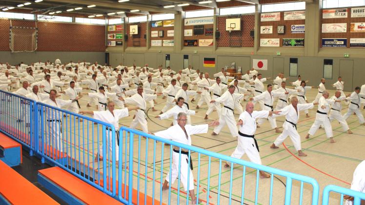 Eindrucksvoll: Karate-Gruppentraining in der Meppener Stadtporthalle.