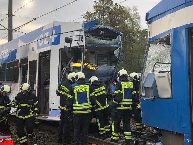 Auch die schnelle Hilfe bei Unfällen, wie hier bei der Kollision zweier Straßenbahnen 2020, gehört zu den Aufgaben der Feuerwehr.