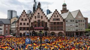 Tausende Fans haben das deutsche Team auf dem Frankfurter Römer empfangen. Foto: Hannes P. Albert/dpa