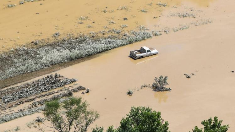 dpatopbilder - Vom Hochwasser umgeben. Foto: Michael Clevenger/Courier Journal/AP/dpa