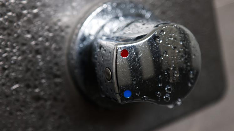Duschkabine in einer Sport-Umkleide in Osnabrück. Sparmaßnahme: Duschen nur noch mit kaltem Wasser. Die Stadt Osnabrück dreht in städtischen Sporteinrichtungen das Warmwasser ab. 01.08.2022. Foto: Michael Gründel