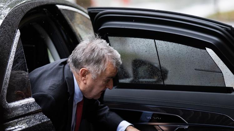ARCHIV - NRW-Innenminister Herbert Reul steigt vor einer Kabinettssitzung aus seinem Auto. Foto: Rolf Vennenbernd/dpa/Archibvild