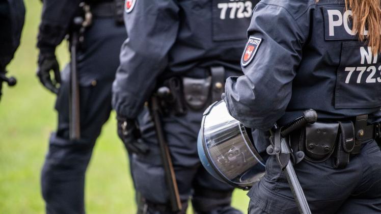 ARCHIV - Polizistinnen und Polizisten sind bei einer Demonstration in Osnabrück im Einsatz. Foto: Lino Mirgeler/dpa/Archivbild