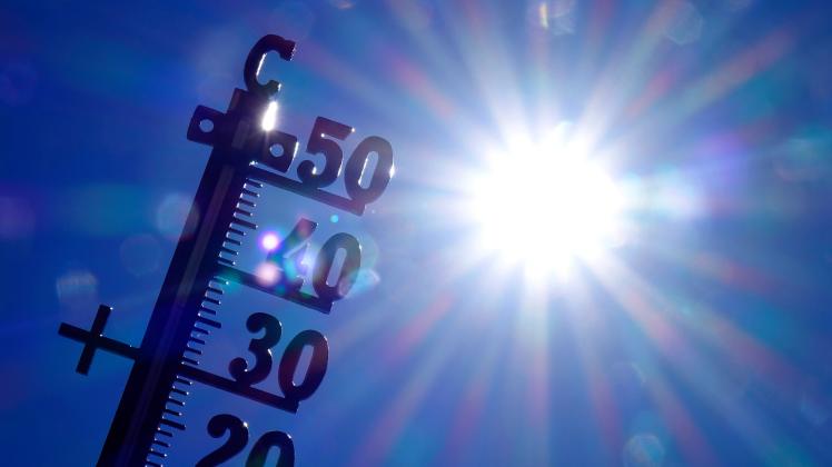 Thermometer und Sonne Thermometer und Sonne, 12.07.2022, Borkwalde, Brandenburg, Vor einer strahlenden Sonne befindet si
