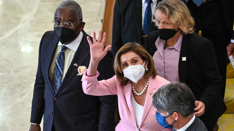 This handout photo taken and released by Malaysia&apos;s Department of Information on August 2, 2022, shows Speaker of the US House of Representatives Nancy Pelosi waving as she leaves the Parliament House after a meeting with Malaysian officials in Kuala Lumpur. - US House Speaker Nancy Pelosi arrived in Kuala Lumpur for her second stop in an Asian tour that has sparked rage in Beijing over a possible stop in Taiwan. (Photo by NAZRI RAPAAI / MALAYSIA DEPARTMENT OF INFORMATION / AFP) / RESTRICTED TO EDITORIAL USE - MANDATORY CREDIT "AFP PHOTO / MALAYSIA&apos;S DEPARTMENT OF INFORMATION / NAZRI RAPAAI" - NO MARKETING NO ADVERTISING CAMPAIGNS - DISTRIBUTED AS A SERVICE TO CLIENTS