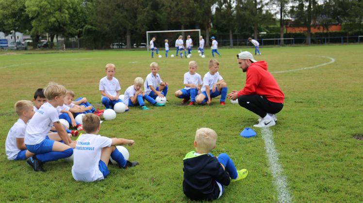 Erste Besprechung mit den kleinen Fußballern im Hansa-Camp von Wittenburg.