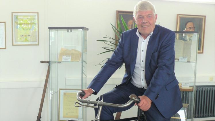Erinnerungsstück aus der frühen Nachkriegszeit: Arbeitsjubilar Helmut Münnich auf dem historischen Auslieferungs-Fahrrad im Firmen-Museum. 