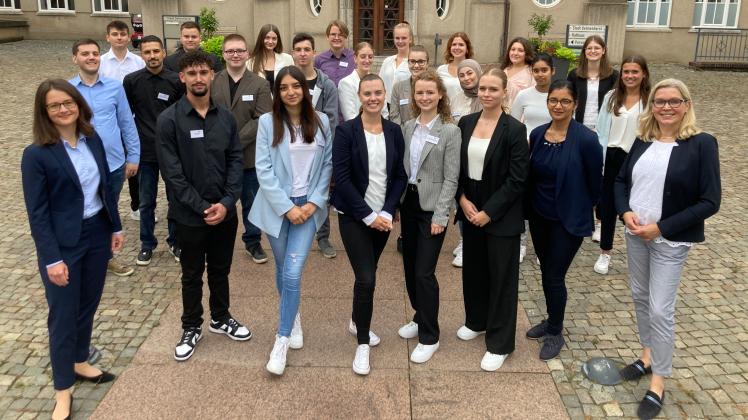 Oberbürgermeisterin Petra Gerlach begrüßte die Auszubildenden, Anwärterinnen sowie Jahrespraktikanten im Rathaus.
