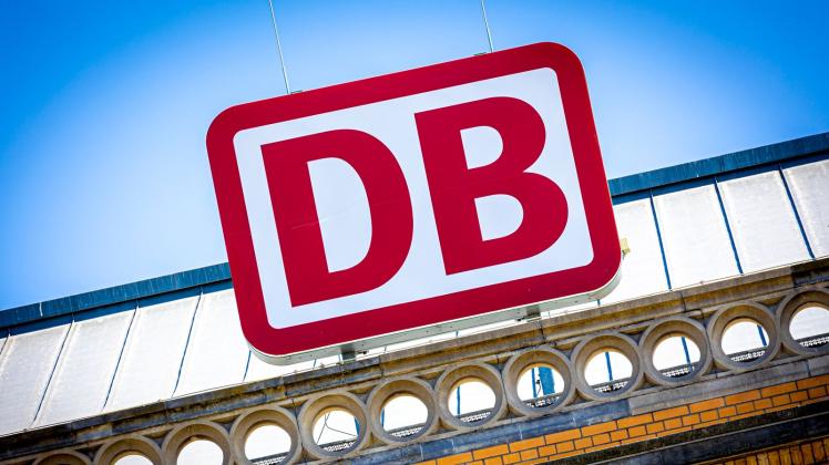 ARCHIV - Die Deutsche Bahn will mit einem Einmalbonus ihre Mitarbeiterinnen und Mitarbeiter zum Energiesparen motivieren. Foto: Moritz Frankenberg/dpa