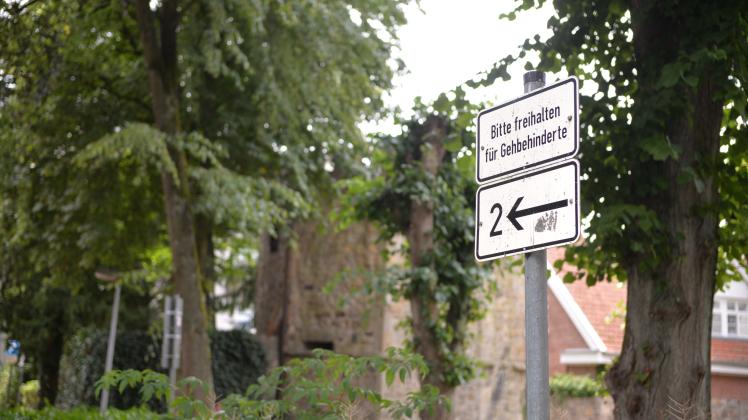 Hinweisschild „Bitte freihalten für Gehbehinderte“ am Parkplatz „Am Pulverturm“ in Lingen