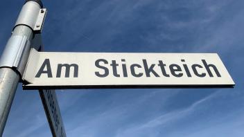 Der Abschnitt Stickteich liegt auf der Kreis- und Ortsgrenze von Rieste nach Neuenkirchen-Vörden.