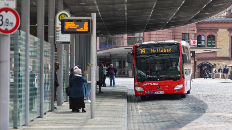 Bushaltestellen am Hauptbahnhof Osnabrück, 2.6.2022. Foto: Michael Gründel