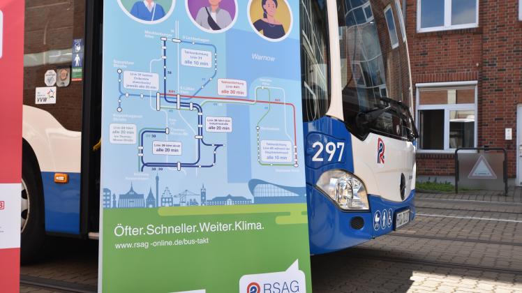 Mit den Worten „Öfter, Schneller, Weiter, Klima“ bewirbt die Rostocker Straßenbahn AG die kommende Änderungen im Rostocker Busfahrplan.