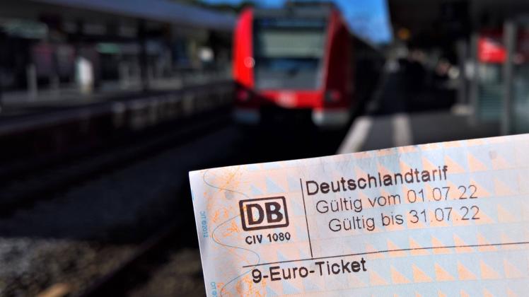 DB Deutsche Bahn, das 9 Euro Ticket fuer den Monat Juli 2022 *** DB Deutsche Bahn, the 9 Euro ticket for the month of J