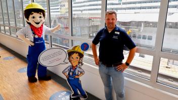 Thorsten Eden freut sich über das neue Angebot für Kinder im Besucherzentrum der Meyer Werft.