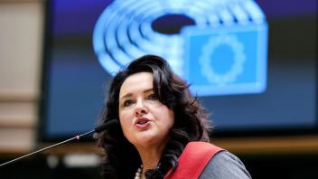 ARCHIV - Helena Dalli, EU-Kommissarin für Gleichstellung, spricht im Europäischen Parlament. Foto: Olivier Matthys/AP Pool/dpa