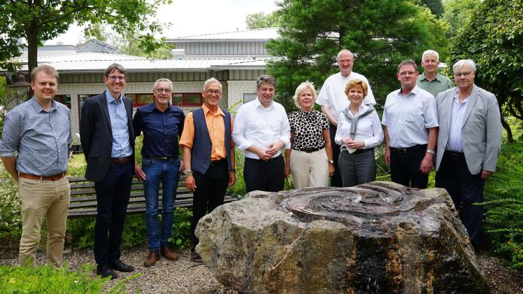 Niedersachsens Justizministerin Barbara Havliza (vorne, 3. v. r.) besuchte in Begleitung einer CDU-Delegation um den Landtagsabgeordneten Christian Calderone (5. v. l.) die Clemens-August-Jugendklinik.