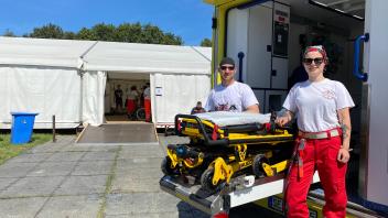 Mario Falk und Melina Hubert gehören zu den rund 560 Einsatzkräften des First Aid-Teams.