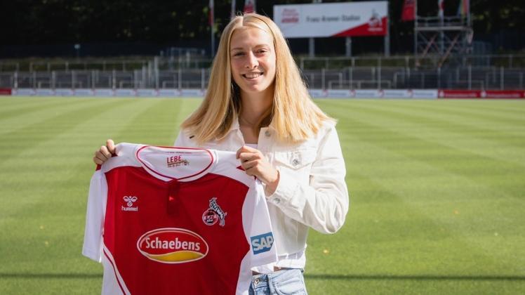 Sophie Profe präsentiert das Trikot des 1. FC Köln