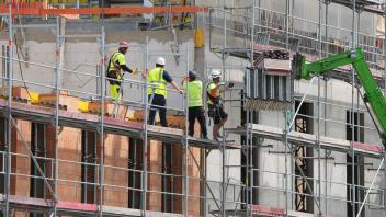 ARCHIV - Arbeiter auf einer Baustelle am Alten Markt in der Potsdamer Innenstadt. Die Immobilienpreise in Brandenburg sind weiter angestiegen. Foto: Soeren Stache/dpa