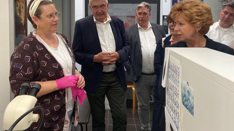 Restauratorin Christiane Matz (l.) erklärt den CDU-Landtagsabgeordneten und Ministerin Barbara Havliza die Arbeit am Schienenpanzer-Projekt.