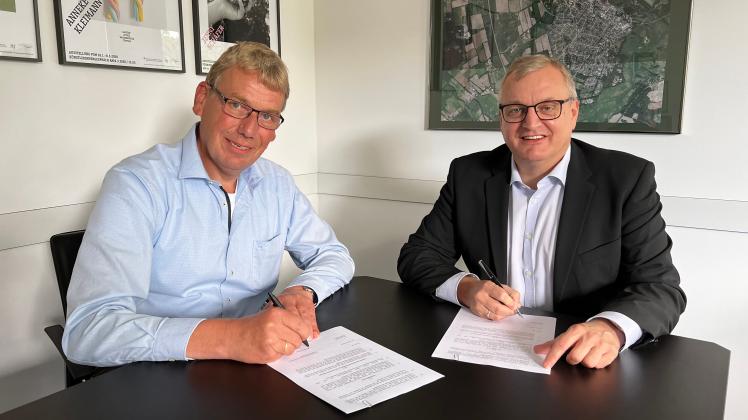 Vorstand und Geschäftsführer der SVS Michael Schwarz (li.) und Bürgermeister Oliver Mesch unterzeichnen den Kooperationsvertrag. 