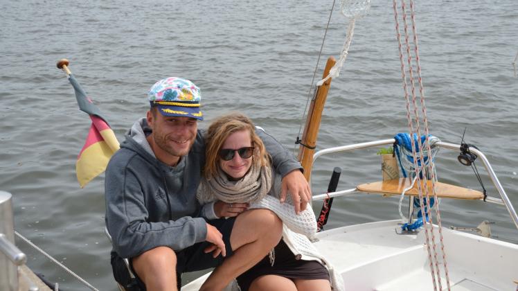 Ein junges Paar auf einem Segelboot im Stadthafen Schleswig