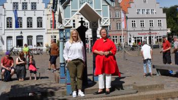 Carolin Kühl vom Tourismusmanagement der Stadt Friedrichsberg und Bürgermeisterin Christiane Möller-v. Lübcke bemühen sich zwischen einen Ausgleich zwischen Tourismus und Einwohnern.