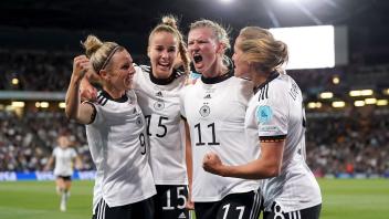 dpatopbilder - Alexandra Popp (2.vr) jubelt mit ihren Teamkolleginnen. Sie und vier weitere deutsche Spielerinnen wurde als Teil der beste WM-Elf ausgezeichnet. Foto: Nick Potts/PA Wire/dpa