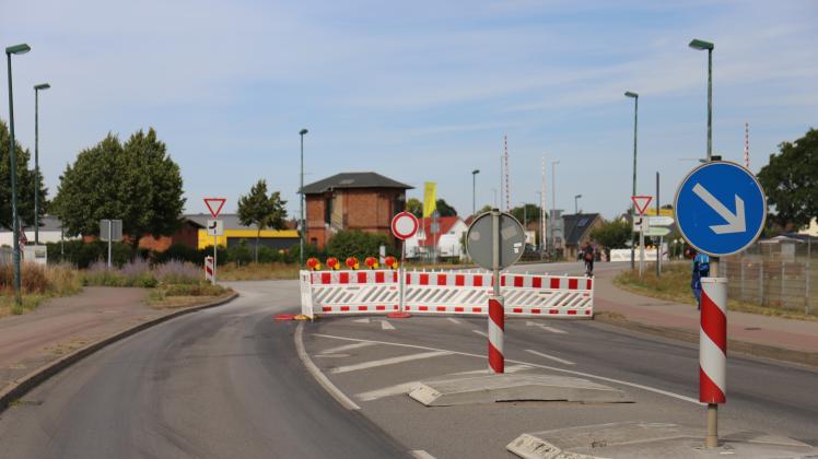 Sperrung am Bahnübergang in der Friedrich-Heincke Straße. Ab kommender Woche soll der nächste Bauabschnitt im Zuge der Sanierung der B 321 starten.